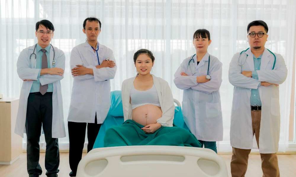 A pregnant woman and some doctors