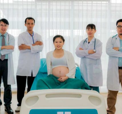 A pregnant woman and some doctors