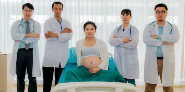 A pregnant woman and some doctors
